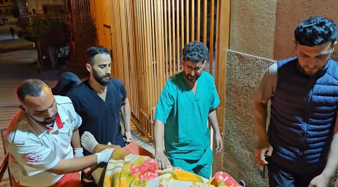 الطبيب أحمد النجار هرع لإنقاذ جرحى ليجد جثامين أفراد عائلته